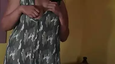 Classy Desi aunty provocatively frees saggy XXX tits from her dress