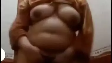 Bhabhi shaking hip during fingering on live cam