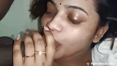 Cheating lady gives a desi blowjob to her horny lover
