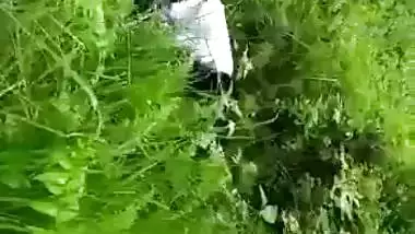 Catches a college couple fucking in an Indian outdoor sex