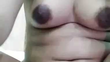 Pretty Indian wife nude fingering viral video call